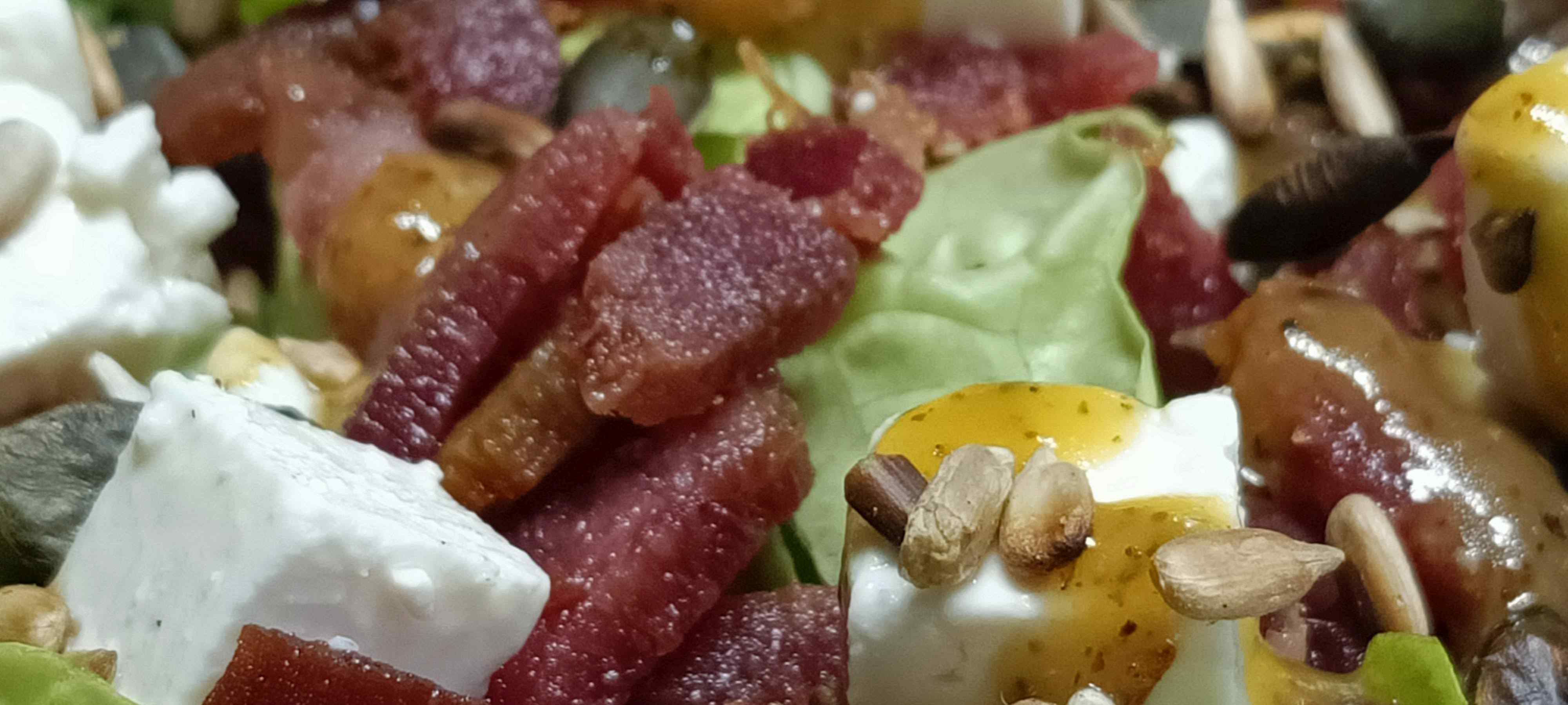 stol zastawiony jedzeniem w agroturystyce z wyzywieniem warminsko mazurskie