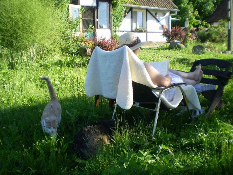 kobieta senior odpoczywajaca w agroturystyce mazury warmia